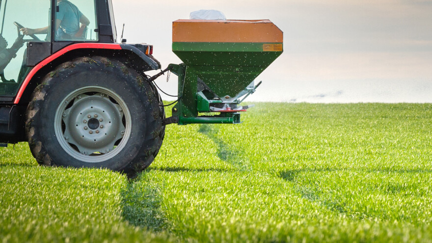 Rasipanje gnojiva mora biti ravnomjerno i ujednačeno - kako to postići?