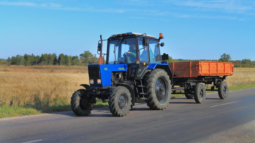 Dvije osobe ozlijeđene prilikom prevrtanja traktora
