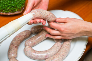 Čemu služe začini, suho voće i žitarice u mesnim prerađevinama?