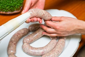Čemu služe začini, suvo voće i žitarice u mesnim prerađevinama?