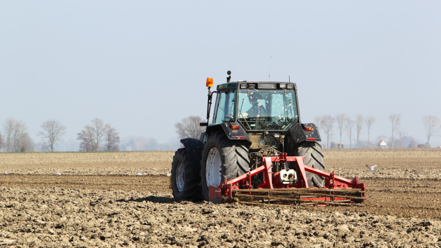 Poljoprivrednici poručili: Dosta je! Dokle će auta biti u prednosti nad proizvodnjom?