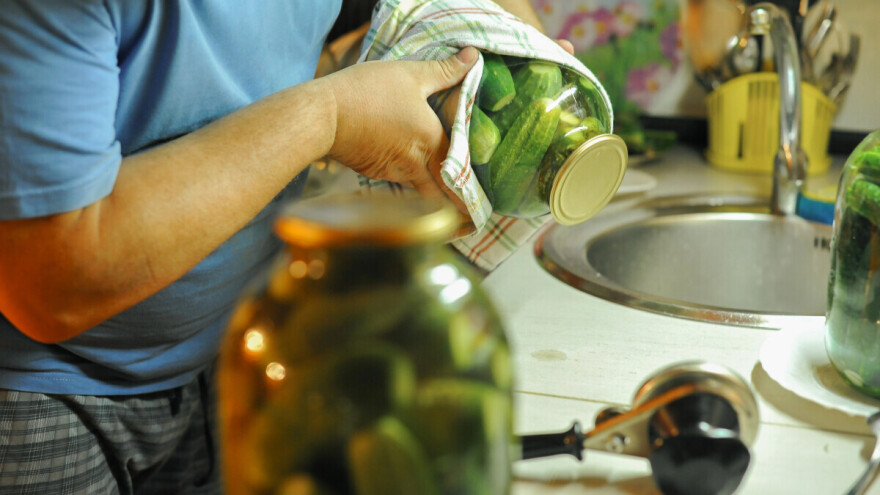 Trik s kojim će vaši kiseli krastavci biti hrskavi cele zime!