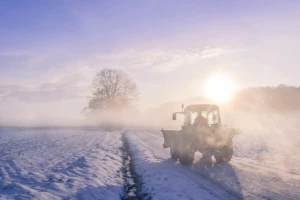 Traktoristi umjesto komunalaca čiste snijeg u podgrmečkom kraju