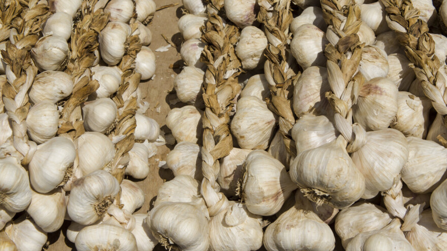 Kako isplesti vijenac bijelog luka