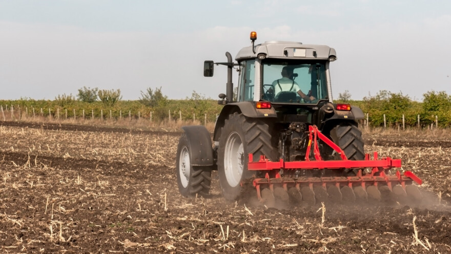 U selu kod Kragujevca mladić izgubio kontrolu i podleteo pod traktor