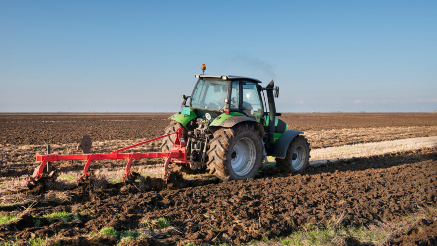 Pravilno podešen plug u radu neće zanositi i zabacivati traktor