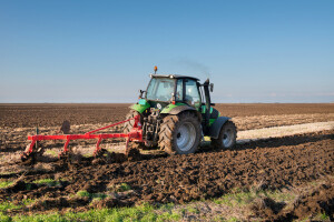 Pravilno podešen plug u radu neće zanositi i zabacivati traktor