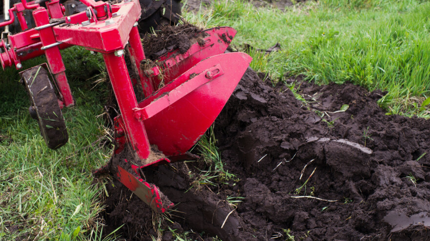Rigolanje tla za voćnjak ili vinograd: Kako, čime i kad?