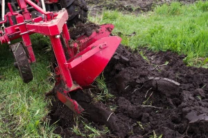 Rigolovanje zemljišta za voćnjak ili vinograd: Kako, čime i kad?