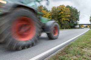 Pijani traktorist: Udario automobile pa pobjegao