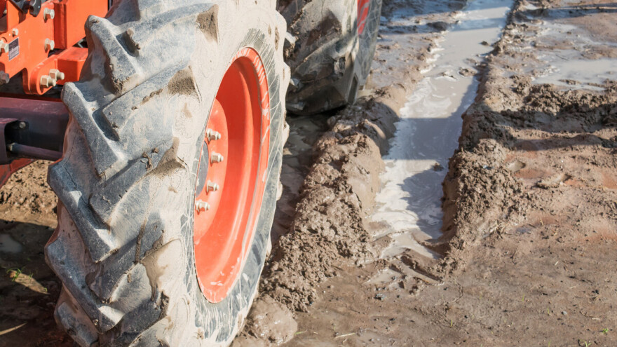Traktorom kod Gline proklizao u kanal dubok 4 metra, poginuo na licu mjesta