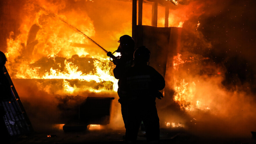 Veliki požar uništio pomoćne objekte, komšije spasile stado ovaca