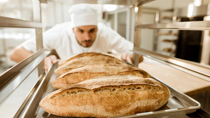 Nije svaki crni hleb bolji izbor od belog. Zašto?