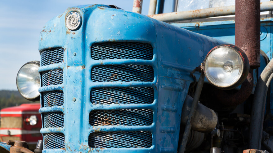 Pokušavao zaustaviti parkirani traktor koji je krenuo pa smrtno stradao