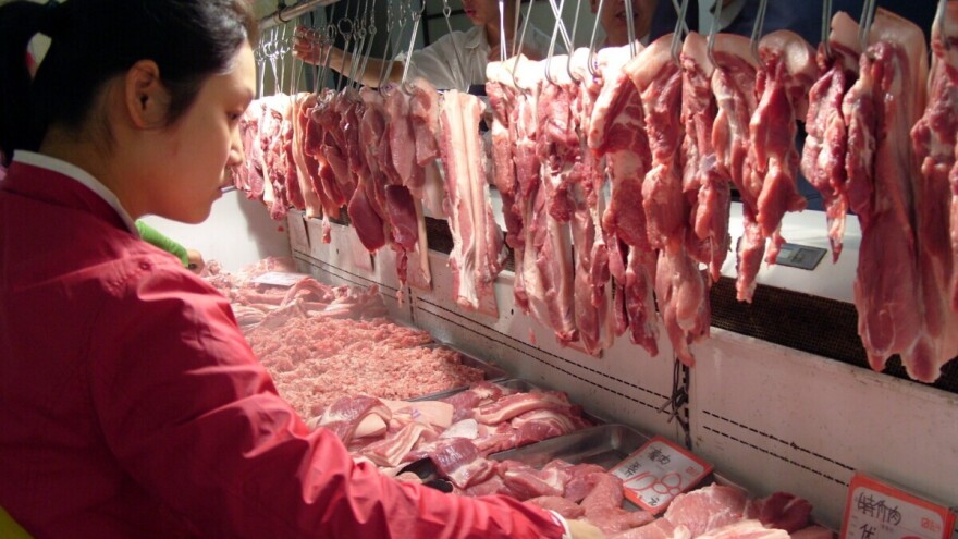 "Kontranapad" Kine: Uveli uvozne dažbine na svinjsko meso iz EU