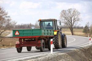 Automobilom se zabio u kotač traktora i prevrnuo ga