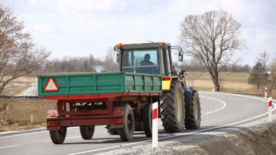 Automobilom se zabio u kotač traktora i prevrnuo ga