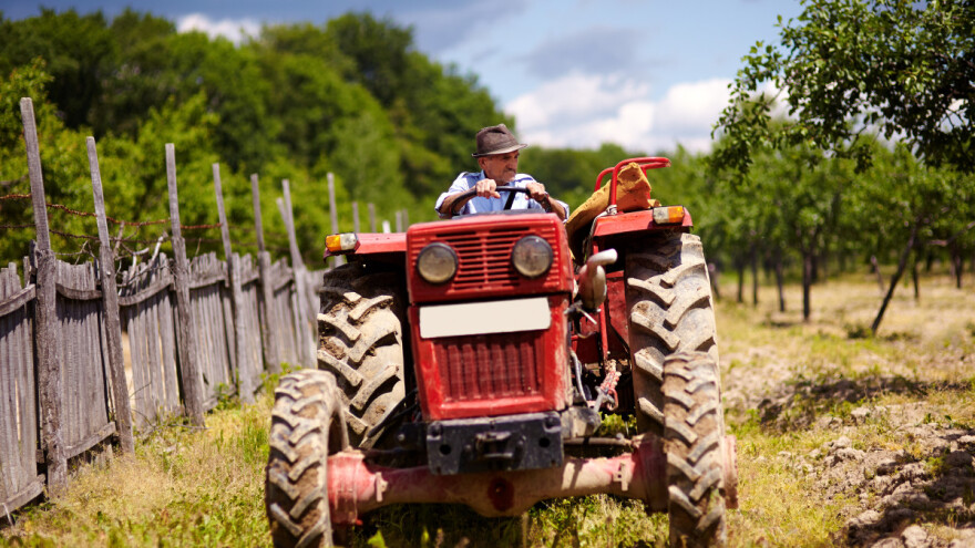 U prevrtanju traktora teško ozlijeđen 72-godišnjak