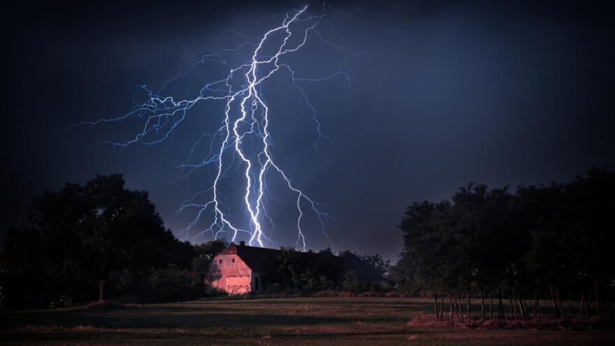 Munja udarila u ogradu na farmi, skoro nastradali konji