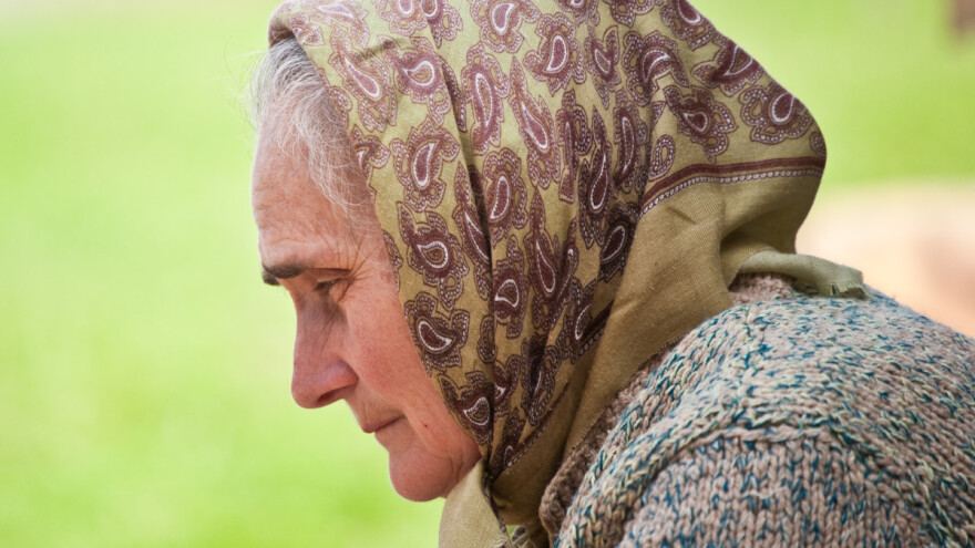 Od običaja do modnog detalja: Šta je skrivala žena sa maramom na glavi?