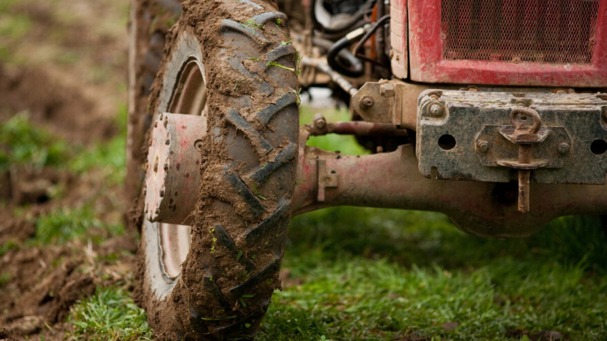 Preminuo nakon prevrtanja traktora dok je izvlačio stabla u šumi