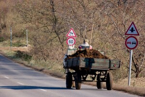 Sanitet se zabio u traktor bez svjetlosne signalizacije
