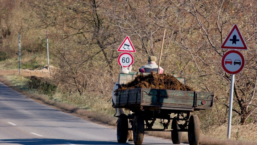 Sanitet se zabio u traktor bez svjetlosne signalizacije