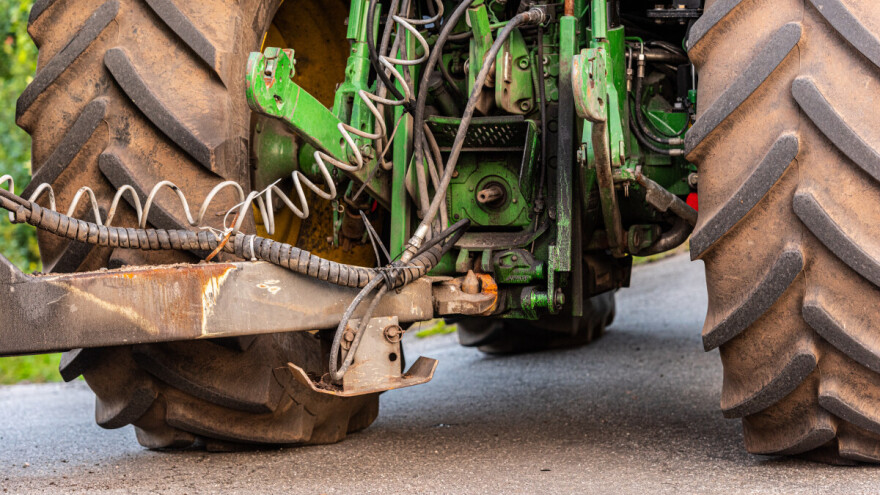 Usred bijela dana provalio u gospodarsku zgradu i odšlepao traktor