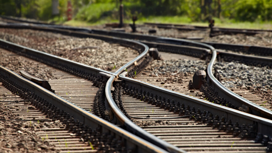 Lokomotiva naletela na traktoristu