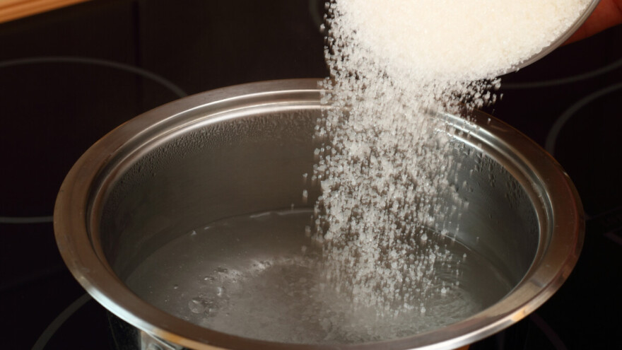 Ne zalivajte biljke šećernim rastvorom - ugušićete koren