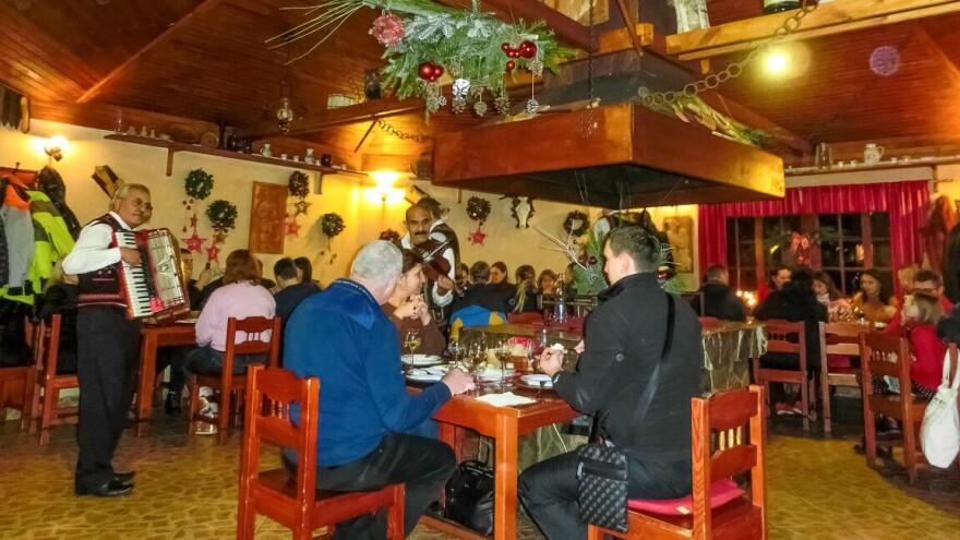 Šta kad se etno domaćinstvo pretvori u lokalnu gostionicu?