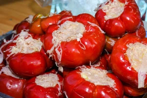Kako kiseliti paprike punjene kupusom bez vinobrana i konzervansa?