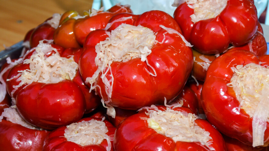 Kako kiseliti paprike punjene kupusom bez vinobrana i konzervansa?