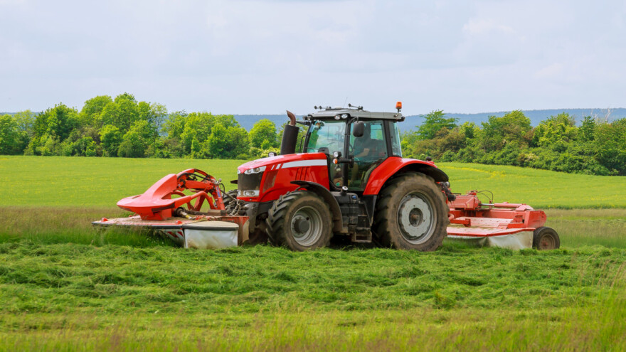 Prilikom košnje trave 62-godišnji vozač traktora zadobio teške ozljede