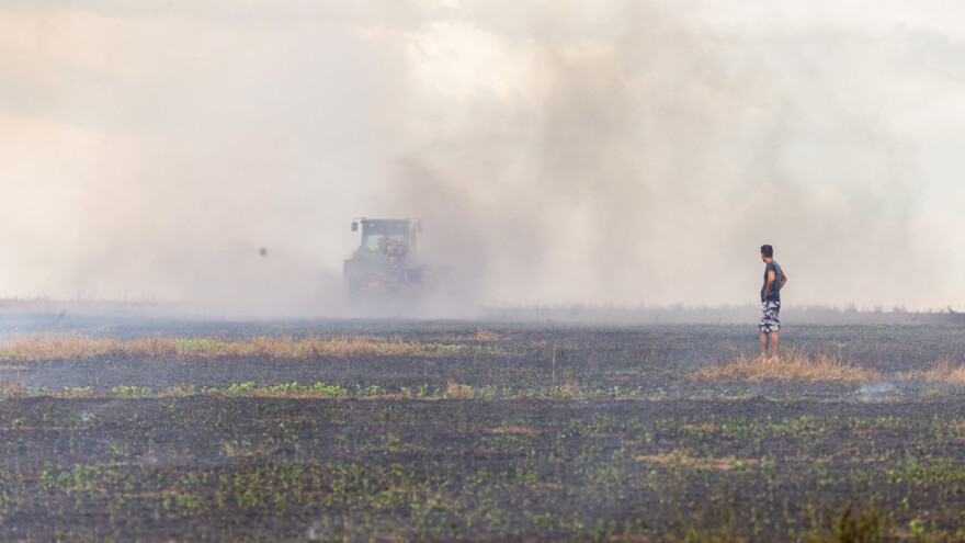 Visoke kazne za paljenje strnjišta - štetno i za zemljište i okolinu