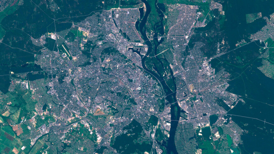 Donedavno snimali žitarice i njihov razvoj, a danas tenkove i kretanja vojske