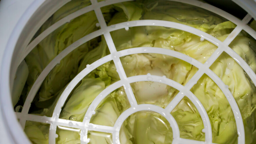 Kako kiseliti kupus u glavicama i što dodati u kacu?