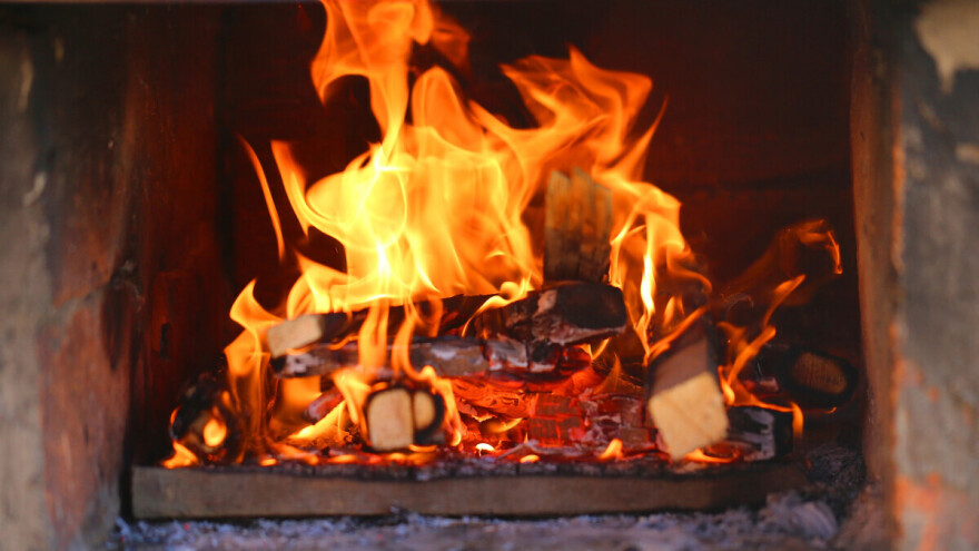 "Koliko varnica, toliko prasića, jagnjića, a najviše zdravlja i sreće" - šta se želi na Božić?