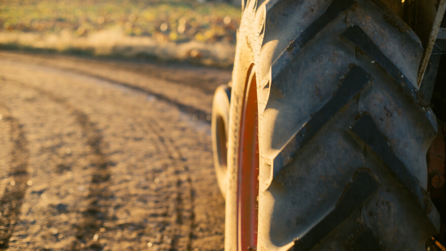 Pijan vozio traktor pa prešao preko kružnog toka i zabio se u stup