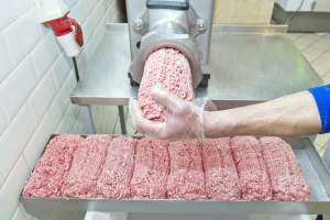 Ako kupac odabere komad mesa koji košta 80 kn/kg, kako samljeven može biti 32,99?