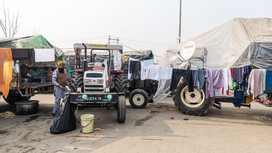Poljoprivrednici i dalje na ulicama, spavaju u prikolicama - sve više umrlih od smrzavanja