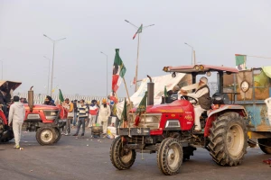 Protesti u Indiji eskalirali: Farmeri se zaletali u policiju traktorima
