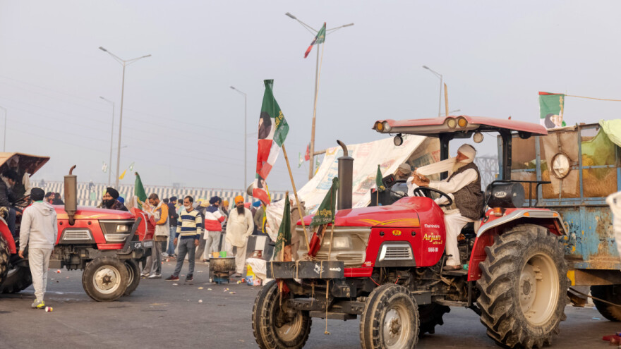 Prosvjedi u Indiji eskalirali: Farmeri se zalijetali u policiju traktorima