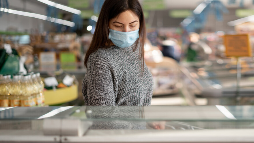 Mađarska zamrzava cene osnovnih namirnica, Poljska ukida PDV na hranu, đubrivo i gas