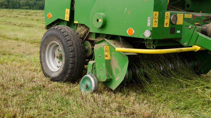 Zaštopala se balirka? Evo trika kako je osloboditi od sijena