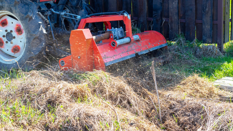Teško ozlijeđen 63-godišnjak u prevrtanju traktora