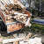 Teško ozlijeđen: Dok je cijepao drva, pregazio ga traktor