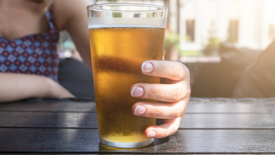 Seoski mentalitet i žena u kafani sa pivom u ruci