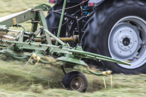Teško ozlijeđen na polju: Prevrnuo se traktor dok je okretao sijeno