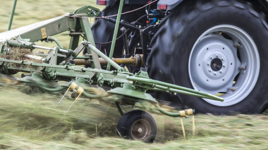 Teško ozlijeđen na polju: Prevrnuo se traktor dok je okretao sijeno